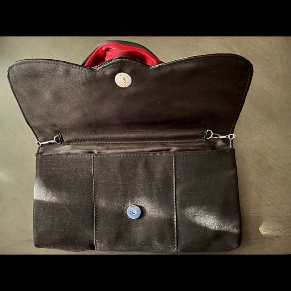 Chain purse with black/red flower made in china - Picture 2 of 7